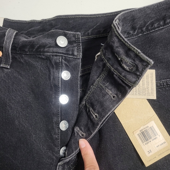 Levi's NWT 501 Mid Rise Shorts Size 32. - Picture 8 of 15